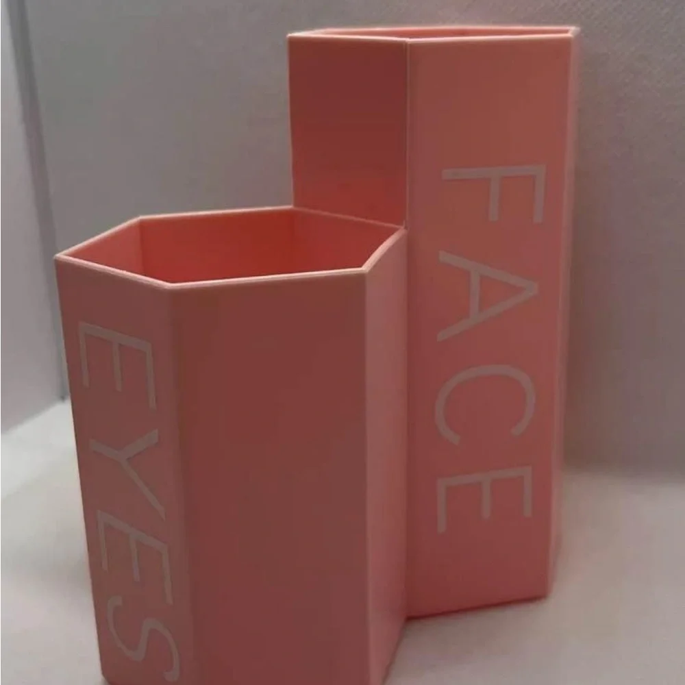 Face/Eyes/Lips Cosmetic Storage—3 Compartments